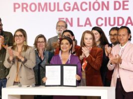 Ciudad de México pone en marcha su Sistema de Cuidados con una nueva ley para que cuidar deje de ser una carga de las familias Clara Brugada sostiene el decreto de la Ley del Sistema de Cuidados durante su promulgación, acompañada por integrantes del gobierno y organizaciones civiles en la Ciudad de México.