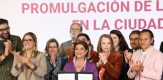 Ciudad de México pone en marcha su Sistema de Cuidados con una nueva ley para que cuidar deje de ser una carga de las familias Clara Brugada sostiene el decreto de la Ley del Sistema de Cuidados durante su promulgación, acompañada por integrantes del gobierno y organizaciones civiles en la Ciudad de México.