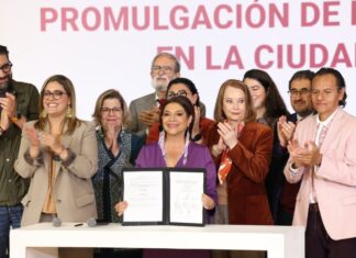 Ciudad de México pone en marcha su Sistema de Cuidados con una nueva ley para que cuidar deje de ser una carga de las familias Clara Brugada sostiene el decreto de la Ley del Sistema de Cuidados durante su promulgación, acompañada por integrantes del gobierno y organizaciones civiles en la Ciudad de México.