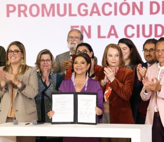 Ciudad de México pone en marcha su Sistema de Cuidados con una nueva ley para que cuidar deje de ser una carga de las familias Clara Brugada sostiene el decreto de la Ley del Sistema de Cuidados durante su promulgación, acompañada por integrantes del gobierno y organizaciones civiles en la Ciudad de México.