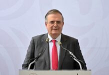 Estados Unidos mantiene vigente el T-MEC hasta 2036 y activa el mecanismo de revisión anual previsto en el tratado Marcelo Ebrard durante una conferencia de prensa, detrás de un podio con dos micrófonos, al explicar la continuidad del T-MEC y el mecanismo de revisión anual previsto en el tratado