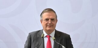 Estados Unidos mantiene vigente el T-MEC hasta 2036 y activa el mecanismo de revisión anual previsto en el tratado Marcelo Ebrard durante una conferencia de prensa, detrás de un podio con dos micrófonos, al explicar la continuidad del T-MEC y el mecanismo de revisión anual previsto en el tratado