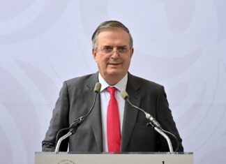 Estados Unidos mantiene vigente el T-MEC hasta 2036 y activa el mecanismo de revisión anual previsto en el tratado Marcelo Ebrard durante una conferencia de prensa, detrás de un podio con dos micrófonos, al explicar la continuidad del T-MEC y el mecanismo de revisión anual previsto en el tratado