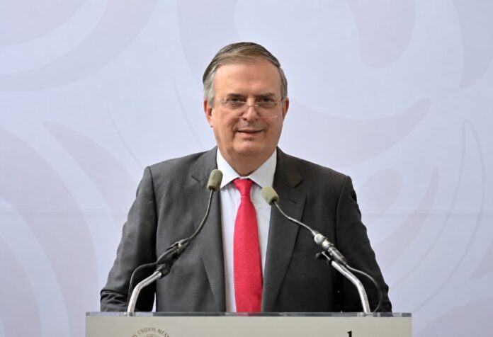 Marcelo Ebrard durante una conferencia de prensa, detrás de un podio con dos micrófonos, al explicar la continuidad del T-MEC y el mecanismo de revisión anual previsto en el tratado