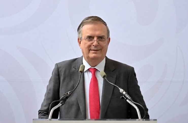 Estados Unidos mantiene vigente el T-MEC hasta 2036 y activa el mecanismo de revisión anual previsto en el tratado Marcelo Ebrard durante una conferencia de prensa, detrás de un podio con dos micrófonos, al explicar la continuidad del T-MEC y el mecanismo de revisión anual previsto en el tratado