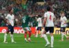 México necesita sostenerse como grande Julián Quiñones gesticula frente a jugadores de Inglaterra durante el partido de octavos de final del Mundial 2026, mientras el estadio permanece lleno de aficionados.