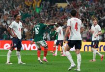 México necesita sostenerse como grande Julián Quiñones gesticula frente a jugadores de Inglaterra durante el partido de octavos de final del Mundial 2026, mientras el estadio permanece lleno de aficionados.