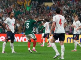 México necesita sostenerse como grande Julián Quiñones gesticula frente a jugadores de Inglaterra durante el partido de octavos de final del Mundial 2026, mientras el estadio permanece lleno de aficionados.