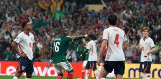 México necesita sostenerse como grande Julián Quiñones gesticula frente a jugadores de Inglaterra durante el partido de octavos de final del Mundial 2026, mientras el estadio permanece lleno de aficionados.