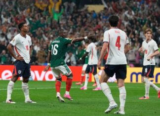 México necesita sostenerse como grande Julián Quiñones gesticula frente a jugadores de Inglaterra durante el partido de octavos de final del Mundial 2026, mientras el estadio permanece lleno de aficionados.