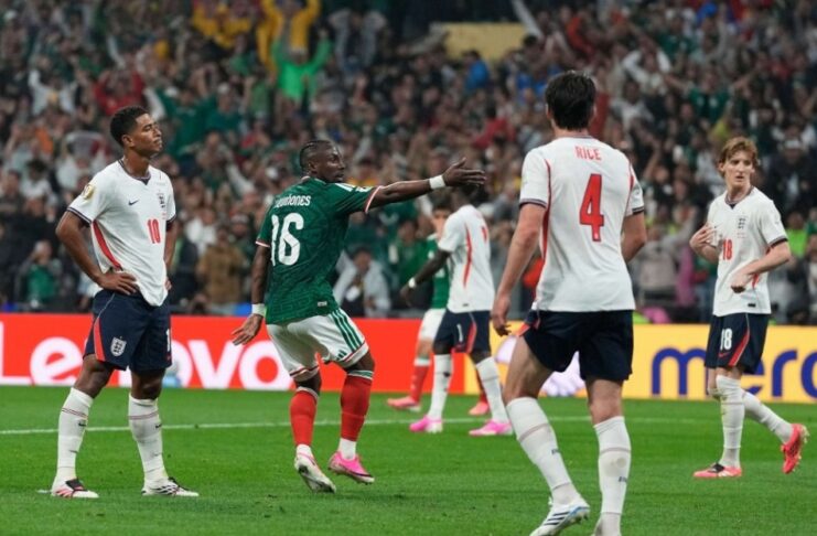 México necesita sostenerse como grande Julián Quiñones gesticula frente a jugadores de Inglaterra durante el partido de octavos de final del Mundial 2026, mientras el estadio permanece lleno de aficionados.