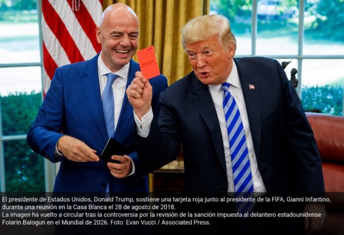 Mundial bajo sospecha Donald Trump y Gianni Infantino durante una reunión en la Casa Blanca; imagen utilizada para ilustrar el debate sobre la independencia de la FIFA.