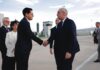 Presidente de Suiza llega a México para reunirse con Claudia Sheinbaum Roberto Velasco saluda al presidente de Suiza, Guy Parmelin, durante su llegada al Aeropuerto Internacional Felipe Ángeles para una visita oficial a México.