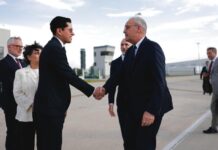 Presidente de Suiza llega a México para reunirse con Claudia Sheinbaum Roberto Velasco saluda al presidente de Suiza, Guy Parmelin, durante su llegada al Aeropuerto Internacional Felipe Ángeles para una visita oficial a México.