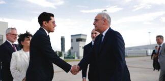 Presidente de Suiza llega a México para reunirse con Claudia Sheinbaum Roberto Velasco saluda al presidente de Suiza, Guy Parmelin, durante su llegada al Aeropuerto Internacional Felipe Ángeles para una visita oficial a México.