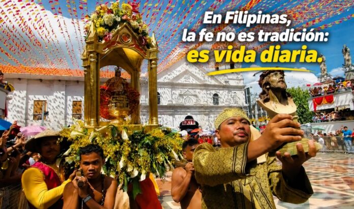 Religión en Filipinas Procesión religiosa en Filipinas con fieles portando imágenes sagradas frente a una iglesia durante una celebración católica.