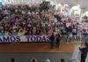 Sheinbaum dialoga brevemente con docentes de la CNTE durante gira por Río Grande, Zacatecas La presidenta Claudia Sheinbaum conversa con un grupo de docentes durante un acto público en Río Grande, Zacatecas.