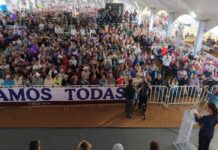 Sheinbaum dialoga brevemente con docentes de la CNTE durante gira por Río Grande, Zacatecas La presidenta Claudia Sheinbaum conversa con un grupo de docentes durante un acto público en Río Grande, Zacatecas.