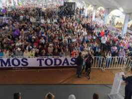 Sheinbaum dialoga brevemente con docentes de la CNTE durante gira por Río Grande, Zacatecas La presidenta Claudia Sheinbaum conversa con un grupo de docentes durante un acto público en Río Grande, Zacatecas.