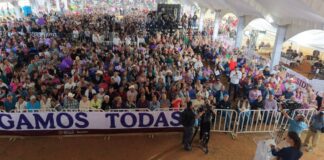 Sheinbaum dialoga brevemente con docentes de la CNTE durante gira por Río Grande, Zacatecas La presidenta Claudia Sheinbaum conversa con un grupo de docentes durante un acto público en Río Grande, Zacatecas.