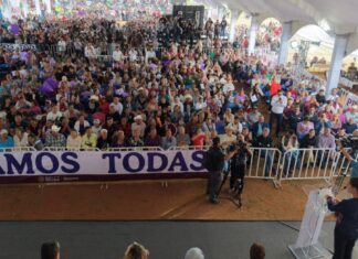 Sheinbaum dialoga brevemente con docentes de la CNTE durante gira por Río Grande, Zacatecas La presidenta Claudia Sheinbaum conversa con un grupo de docentes durante un acto público en Río Grande, Zacatecas.