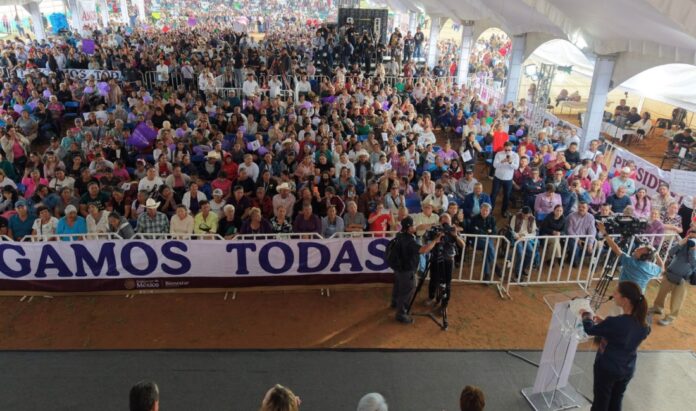La presidenta Claudia Sheinbaum conversa con un grupo de docentes durante un acto público en Río Grande, Zacatecas.