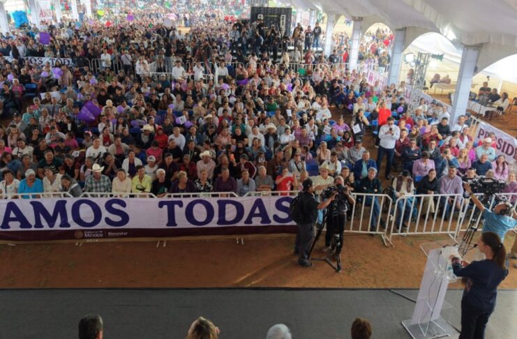 Sheinbaum dialoga brevemente con docentes de la CNTE durante gira por Río Grande, Zacatecas La presidenta Claudia Sheinbaum conversa con un grupo de docentes durante un acto público en Río Grande, Zacatecas.