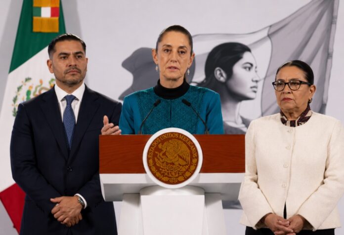 Sheinbaum exige aclaraciones Claudia Sheinbaum, Rosa Icela Rodríguez y Omar García Harfuch durante la conferencia matutina en la que el Gobierno de México anunció nuevas gestiones para esclarecer la posible participación del FBI en el traslado de Ismael “El Mayo” Zambada.