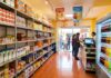 Poner una tiendita sí puede ser buen negocio, pero no es un triunfo asegurado Interior de una tienda de abarrotes con anaqueles surtidos, refrigeradores y clientes realizando compras.
