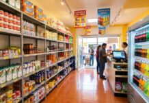 Poner una tiendita sí puede ser buen negocio, pero no es un triunfo asegurado Interior de una tienda de abarrotes con anaqueles surtidos, refrigeradores y clientes realizando compras.
