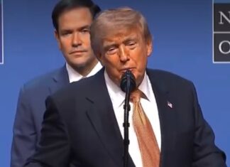 Trump anticipa venganza en caso de ser asesinado Presidente de Estados Unidos habla ante un micrófono durante una comparecencia internacional.