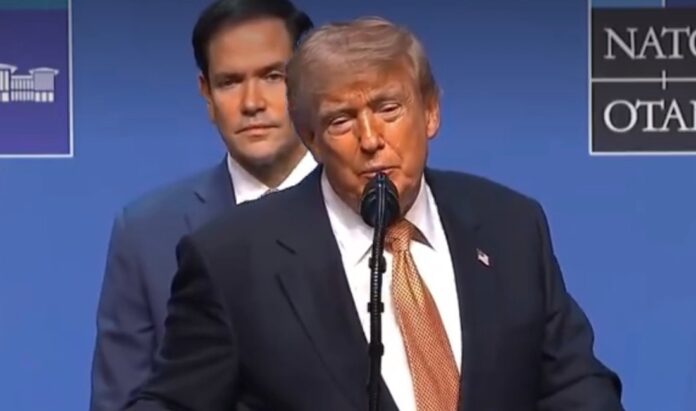 Trump amenaza a Irán si es asesinado Presidente de Estados Unidos habla ante un micrófono durante una comparecencia internacional.