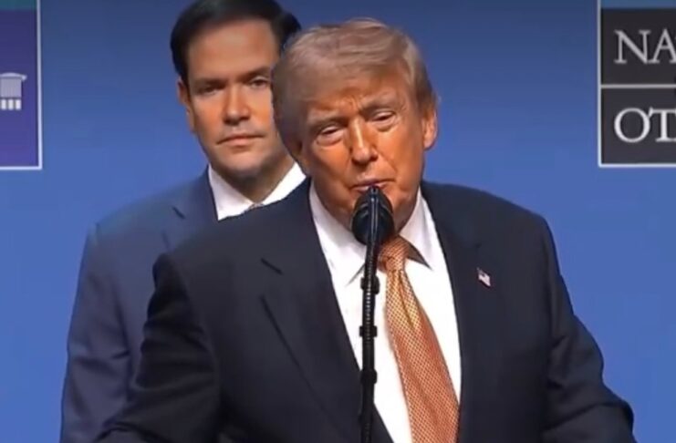 Trump anticipa venganza en caso de ser asesinado Presidente de Estados Unidos habla ante un micrófono durante una comparecencia internacional.