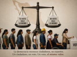 ¿Todos los votos valen lo mismo? Ciudadanos mexicanos de diferentes edades y profesiones esperan su turno para votar en una casilla electoral, representando la igualdad del sufragio.