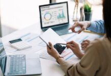 Inteligencia artificial: regular sí, pero con inteligencia Dos personas trabajan con dispositivos digitales y analizan información en una computadora, representando el uso responsable de la inteligencia artificial como herramienta de apoyo profesional.