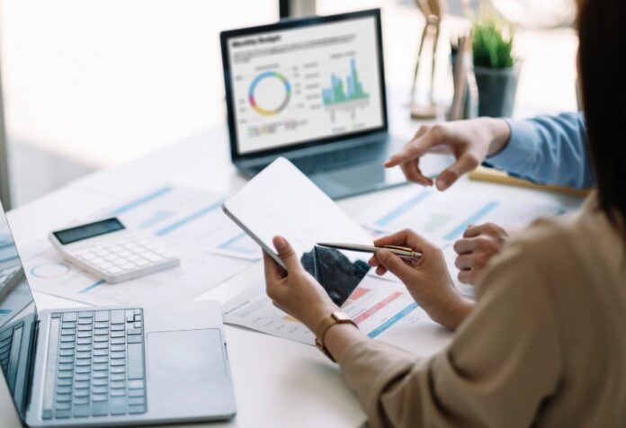 Uso de la inteligencia artificial Dos personas trabajan con dispositivos digitales y analizan información en una computadora, representando el uso responsable de la inteligencia artificial como herramienta de apoyo profesional.