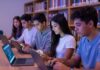 La inteligencia artificial ya forma parte de la vida de muchos adolescentes. El reto es aprender a convivir con ella Grupo de adolescentes trabaja con computadoras portátiles y teléfonos inteligentes en una biblioteca escolar mientras utiliza herramientas digitales para estudiar.