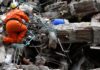 Colombia: la ideología se interpone entre la ayuda y las víctimas Rescatista busca sobrevivientes entre los escombros de una construcción colapsada tras un terremoto.