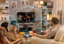 Su casa está llena de ondas que usted no puede ver Familia en una sala rodeada por una representación gráfica de las ondas inalámbricas emitidas y recibidas por teléfonos, router, televisión y otros dispositivos electrónicos.