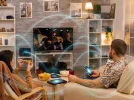 Su casa está llena de ondas que usted no puede ver Familia en una sala rodeada por una representación gráfica de las ondas inalámbricas emitidas y recibidas por teléfonos, router, televisión y otros dispositivos electrónicos.