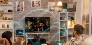 Su casa está llena de ondas que usted no puede ver Familia en una sala rodeada por una representación gráfica de las ondas inalámbricas emitidas y recibidas por teléfonos, router, televisión y otros dispositivos electrónicos.