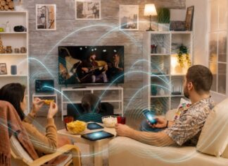 Su casa está llena de ondas que usted no puede ver Familia en una sala rodeada por una representación gráfica de las ondas inalámbricas emitidas y recibidas por teléfonos, router, televisión y otros dispositivos electrónicos.