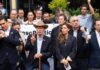 Ruffo: una causa que llega en buen momento para la oposición Concentración pública de políticos y simpatizantes en apoyo a Ernesto Ruffo durante un acto relacionado con su defensa.