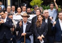 Ruffo: una causa que llega en buen momento para la oposición Concentración pública de políticos y simpatizantes en apoyo a Ernesto Ruffo durante un acto relacionado con su defensa.