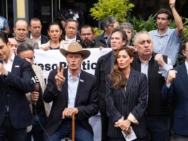 Ruffo: una causa que llega en buen momento para la oposición Concentración pública de políticos y simpatizantes en apoyo a Ernesto Ruffo durante un acto relacionado con su defensa.