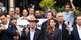 Ruffo: una causa que llega en buen momento para la oposición Concentración pública de políticos y simpatizantes en apoyo a Ernesto Ruffo durante un acto relacionado con su defensa.
