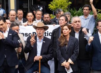 Ruffo: una causa que llega en buen momento para la oposición Concentración pública de políticos y simpatizantes en apoyo a Ernesto Ruffo durante un acto relacionado con su defensa.