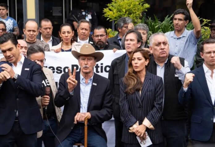 PAN, Somos y Ruffo Appel Concentración pública de políticos y simpatizantes en apoyo a Ernesto Ruffo durante un acto relacionado con su defensa.