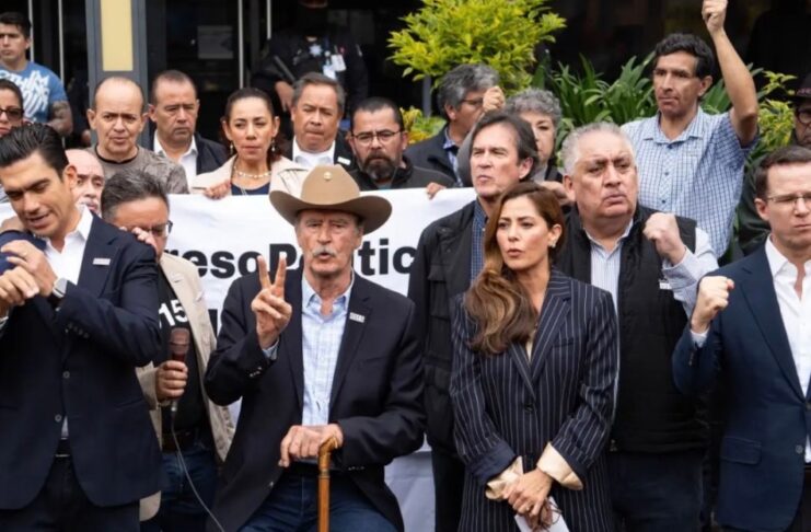 Ruffo: una causa que llega en buen momento para la oposición Concentración pública de políticos y simpatizantes en apoyo a Ernesto Ruffo durante un acto relacionado con su defensa.