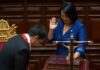 En Perú Estado e Iglesia siguen presentes en el poder político Keiko Fujimori rinde protesta como presidenta de Perú con la mano sobre la Biblia y un crucifijo en primer plano durante la ceremonia oficial en el Congreso.